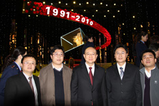 國家質(zhì)檢總局副局長支樹平（右三）在中央電視臺演播大廳2010年&ldquo;3.15晚會(huì)&rdquo;直播現(xiàn)場與中國質(zhì)量檢驗(yàn)協(xié)會(huì)會(huì)員工作部主任楊曉東（右二）、防偽中心主任王成村（右一）、會(huì)員工作部副主任劉輝（左二）、會(huì)員工作部副主任王劍（左一）等協(xié)會(huì)工作人員代表合影留念