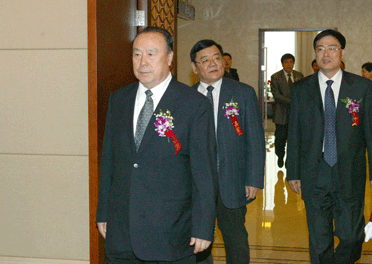 國家質(zhì)檢總局副局長劉平均、總工程師張綱陪同全國政協(xié)副主席白立忱步入會場