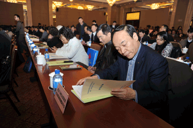 與會代表認(rèn)真閱讀會議手冊及會議文件